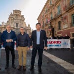 El presidente del Sindicato Central de Regantes del Acueducto Tajo-Segura (SCRATS) y portavoz del Círculo del Agua Lucas Jiménez (2i), los vicepresidentes del sindicato en Alicante Javier Berenguer (i) y de Almeria Fernando Rubio (2d) y el presidente de los regantes del Campo de Cartagena Manuel Martínez (d), se han concentrado este miércoles en defensa del Trasvase Tajo-Segura, en la Plaza del Cardenal Belluga de Murcia.