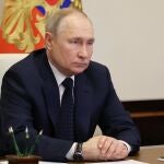 El presidente ruso Vladimir Putin asiste a una videoconferencia con el ministro de Defensa ruso Sergei Shoigu e Igor Krokhmal, comandante de la fragata llamada "Almirante de la Flota de la Unión Soviética Gorshkov", en Moscú
