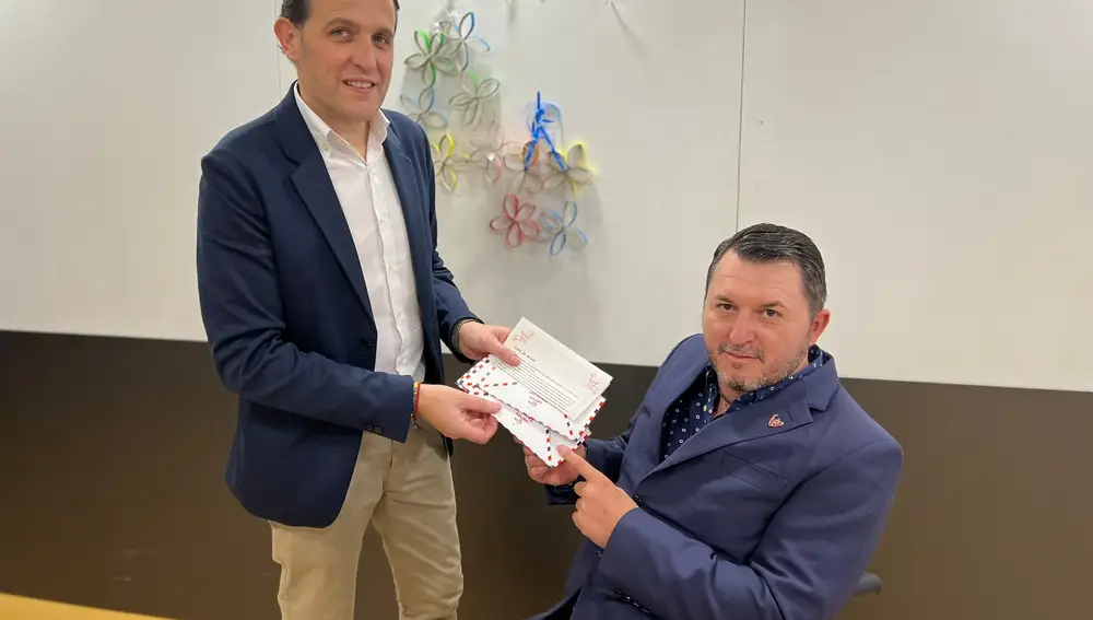 El presidente de Predif Castilla y León, Francisco José Sardón, entrega la carta de los deseos al presidente de la Diputación de Valladolid, Conrado Íscar