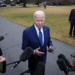 El presidente de Estados Unidos, Joe Biden, habla con los periodistas en el Jardín Sur de la Casa Blanca antes de embarcar en el Marine One en Washington