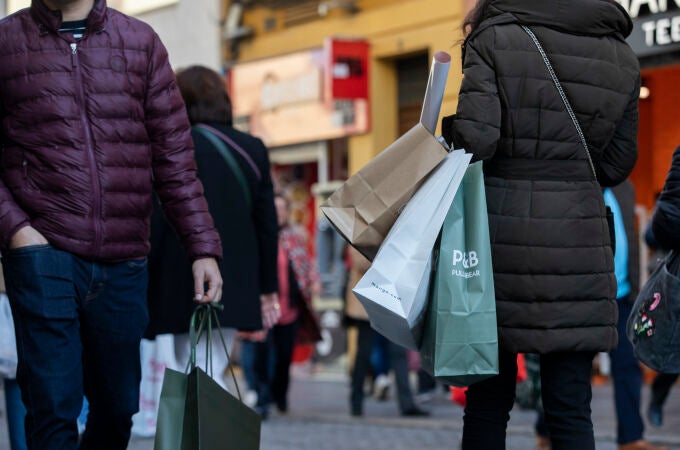 Varias personas con bolsas de la compra en una imagen de archivo. 