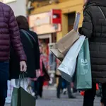Varias personas con bolsas de la compra en una imagen de archivo.