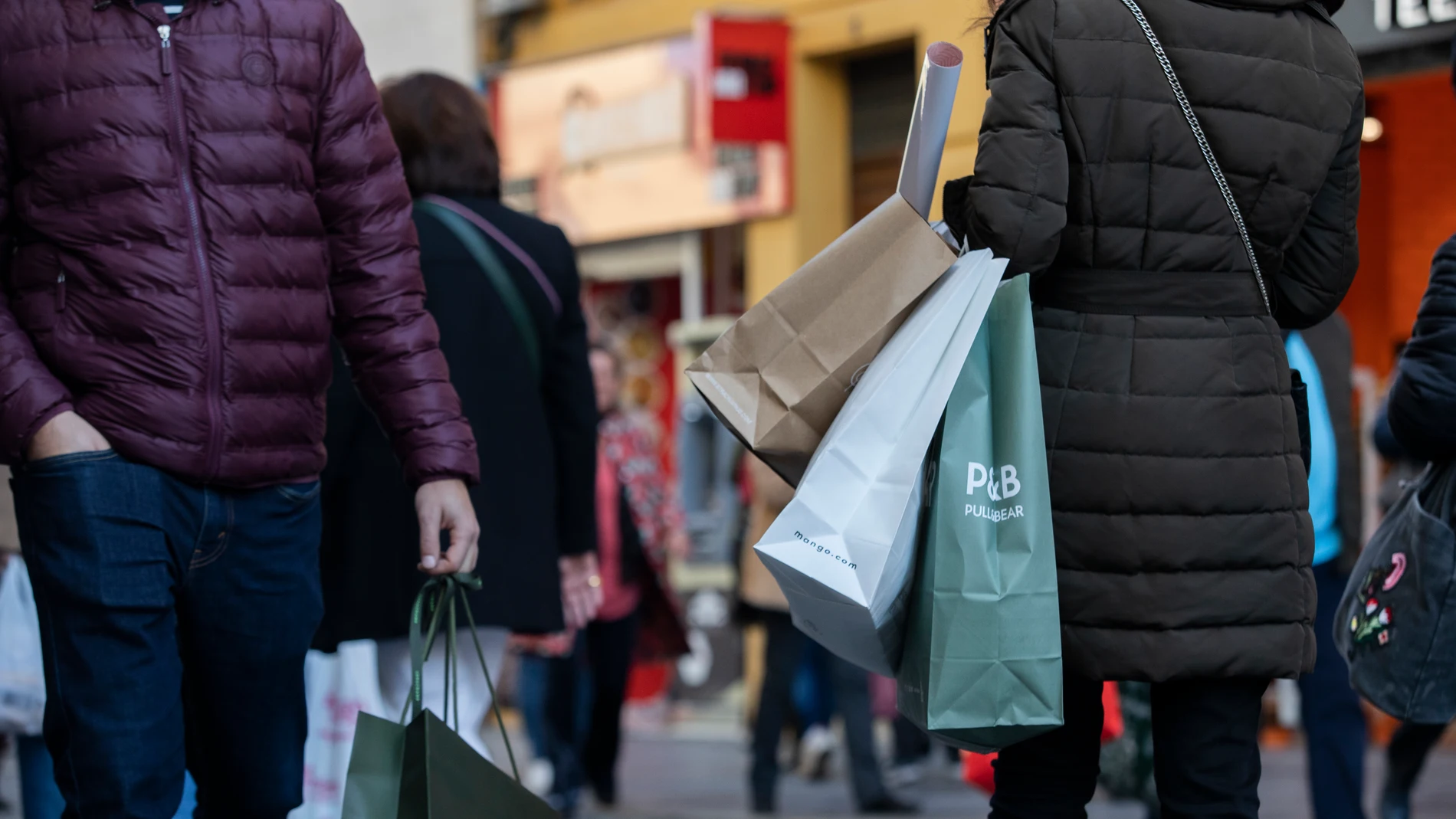 Varias personas con bolsas de la compra en una imagen de archivo