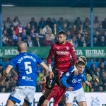 En-Nesyri cabecea el balón para marcar el primer tanto del Sevilla en Linares