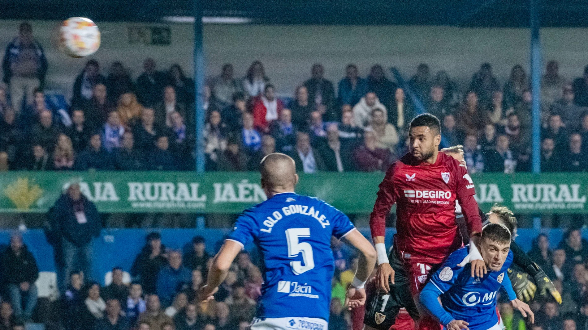 En-Nesyri cabecea el balón para marcar el primer tanto del Sevilla en Linares