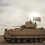 Soldados estadounidenses a bordo de un vehículo de infantería Bradley en la guerra de Siria