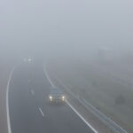 Niebla espesa en una carretera de Castilla y León