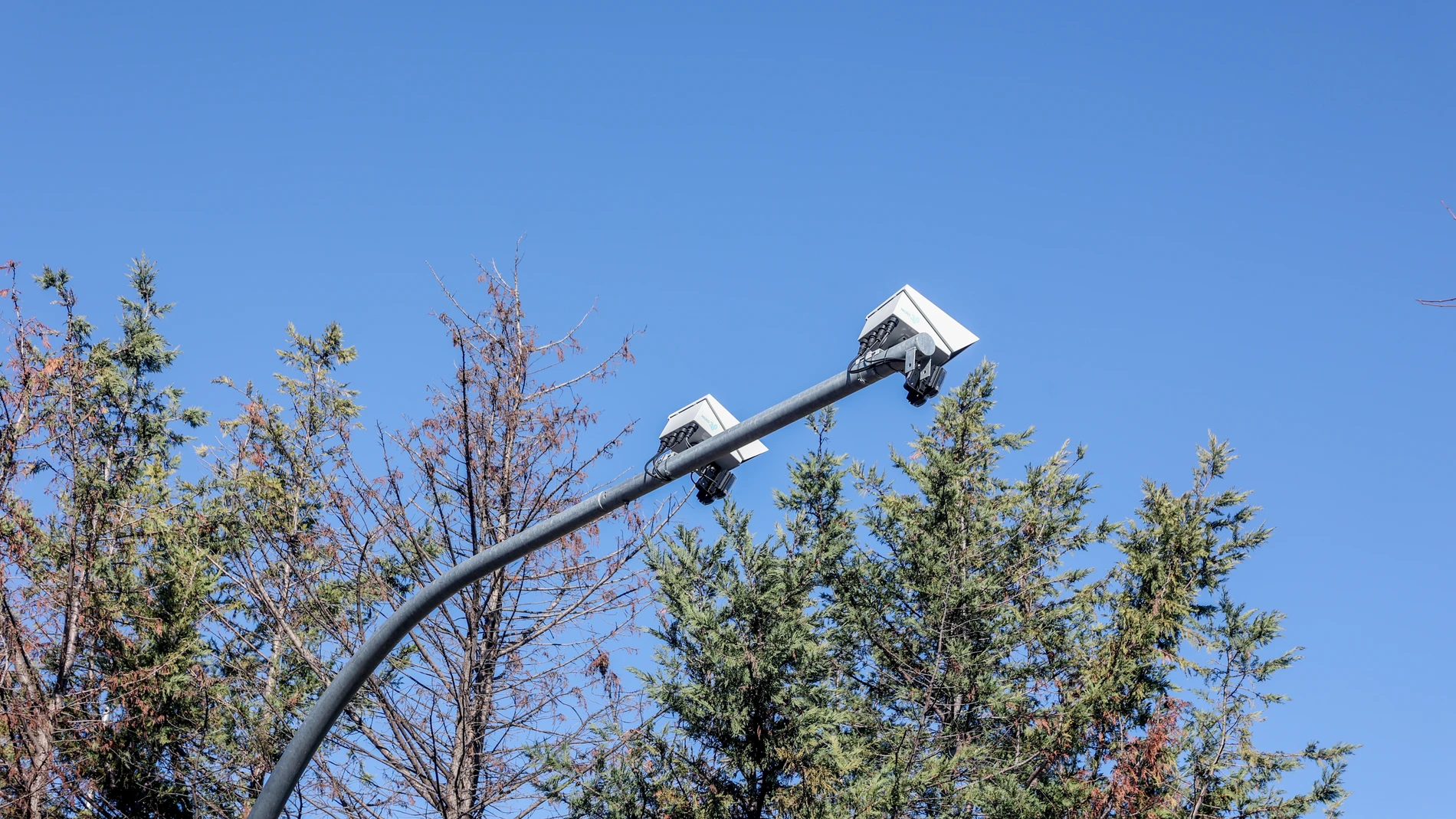 Varias cámaras de Zona de Bajas Emisiones (ZBE) vigilan la entrada a Plaza Elíptica, a 4 de enero de 2023, en Madrid (España) | Fuente: Ricardo Rubio / Europa Press