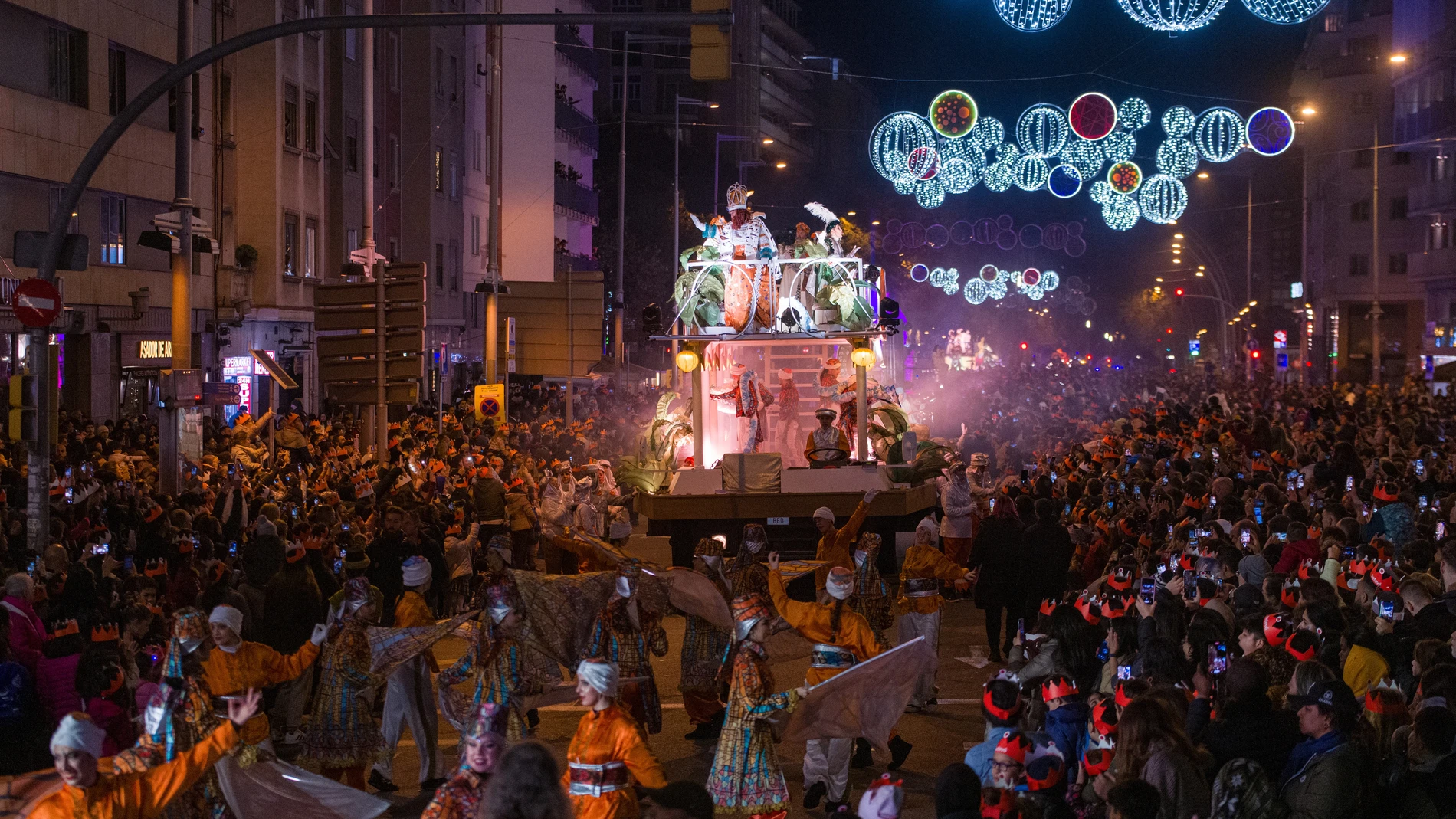 Ambiente durante la cabalgata de Reyes 2023, a 5 de enero de 2023, en Barcelona.Lorena Sopêna / Europa Press
