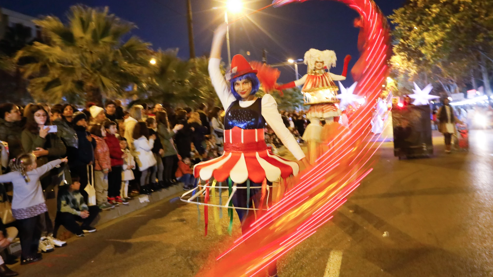 Acróbatas durante la cabalgata de Reyes 2023