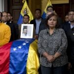 La diputada Dinorah Figuera, a la derecha, junto a Henrique Capriles en una vigilia por la muerte de un opositor en la Venezuela de Maduro