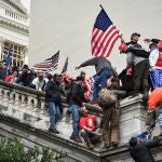 Simpatizantes del expresidente Donald Trump toman el Capitolio el 6 de enero de 2021