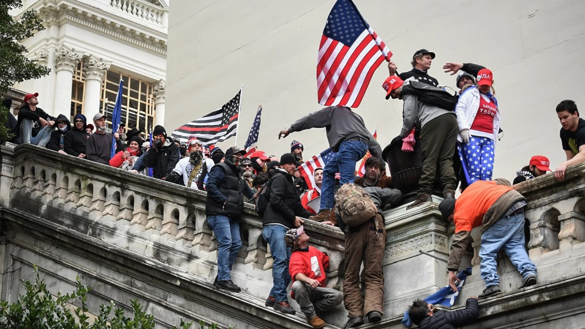 Simpatizantes del expresidente Donald Trump toman el Capitolio el 6 de enero de 2021