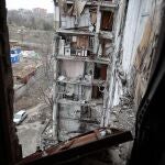 Vista de un edificio de apartamentos, dañado durante un intenso combate, en Mariupol, en la región de Donetsk controlada por Rusia