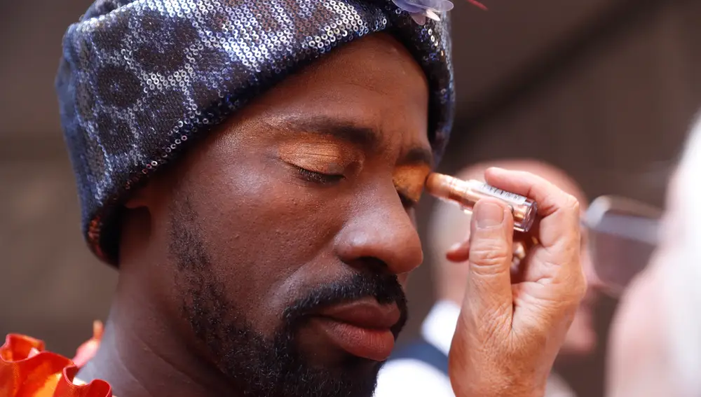 GRAFAND6498. MALAGA, 05/01/2023.- Hady Coulibaly de 29 años, inmigrante que llego a España tras saltar la valla de Melilla, se viste de Rey Baltasar hoy en el alcazaba de Málaga para participar en la cabalgata de Reyes Magos de esta ciudad.EFE/Jorge Zapata