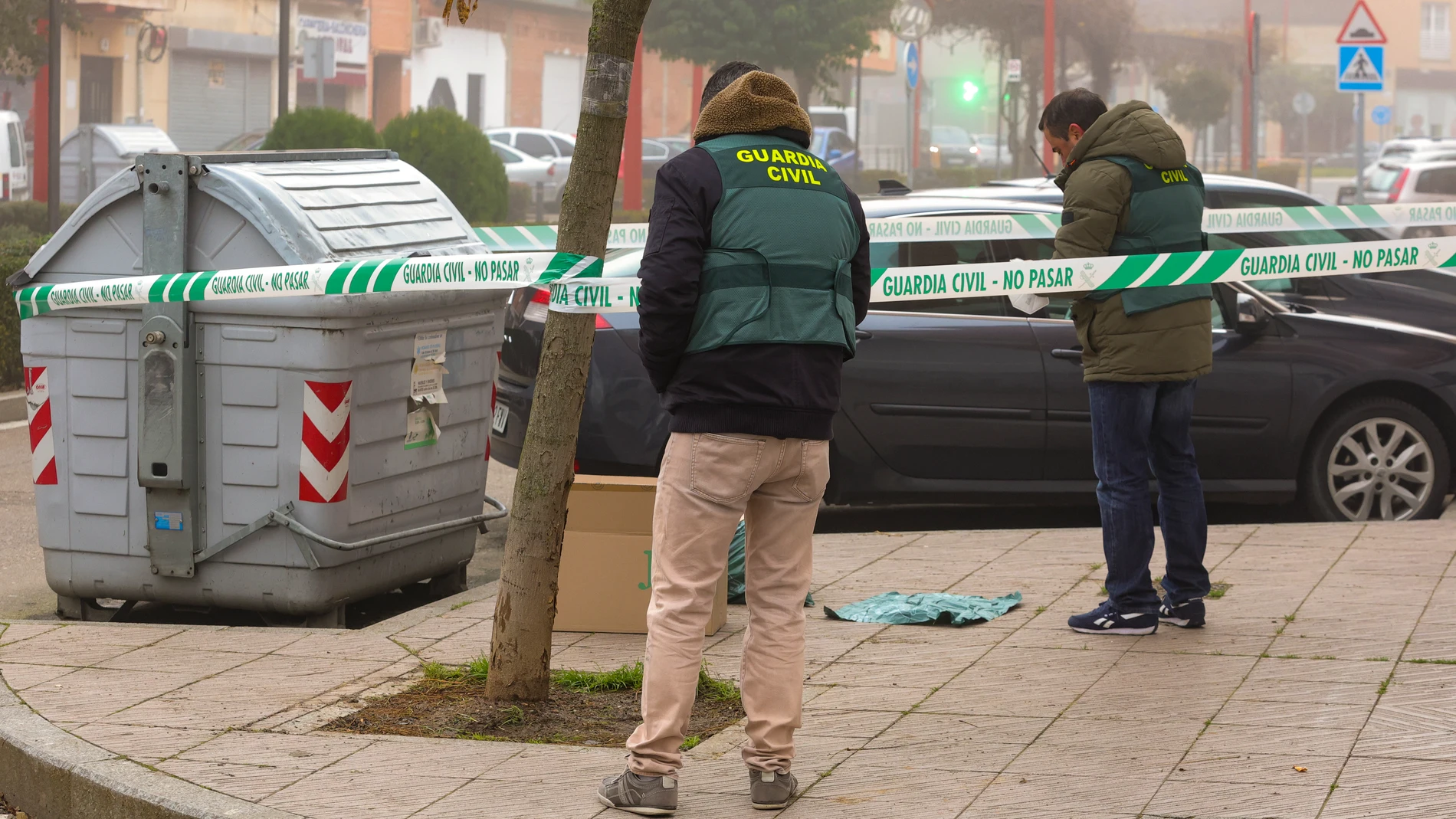 Agentes de la Guardia Civil trabajan frente al edificio en el que una mujer de unos 50 años de edad ha aparecido muerta, en el interior de su domicilio, este jueves en Santa Marta de Tormes, Salamanca. La Guardia Civil ha abierto una investigación para determinar si puede tratarse de una muerte violenta