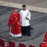 El cardenal Joseph Zen, obispo emérito de Hong Kong, durante el funeral de Benedicto XVI