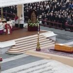Imagen del funeral en la Plaza de San Pedro