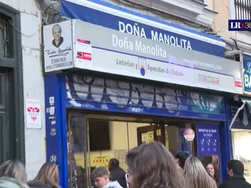 Colas en Doña Manolita un día antes del Sorteo extraordinario del Niño Colas en Doña Manolita un día antes del Sorteo extraordinario del Niño