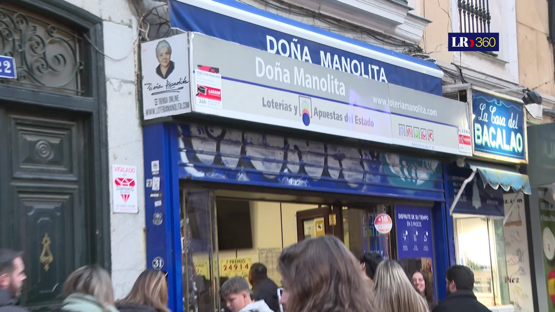 Colas en Doña Manolita un día antes del Sorteo extraordinario del Niño