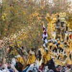 El Rey Baltasar en la cabalgata de los Reyes Magos de Sevilla, que ha recuperado este jueves el itinerario tradicional que la pandemia obligó a modificar y ha contado con 33 carrozas, de las que 13 son nuevas