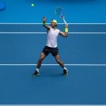 Rafa Nadal, a punto de hacer un remate en su primer entrenamiento en Melbourne Park, que hizo con Félix Auger-Aliassime
