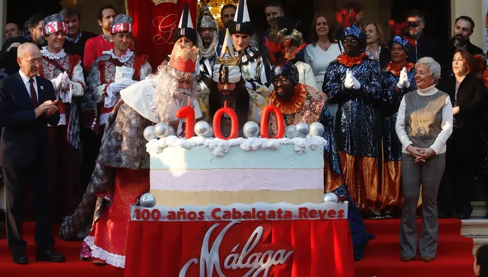 Los Reyes Magos de Oriente soplan las velas de una gran tarta por el centenario de la cabalgata de Málaga capital.ALEX ZEA/EUROPA PRESS05/01/2023