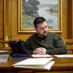 El presidente ucraniano Volodimir Zelenski mantiene una conversación telefónica con su homólogo japonés, Fumio Kishida en su despacho de Kyiv