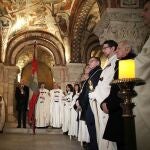 El presidente de las Cortes, Carlos Pollán, el alcalde José Antonio Díez, el subdelegado del Gobierno, Faustino Sánchez y la delegada territorial, Ester Muñoz assten al tradicional responso ante el Panteón de los Reyes de la Colegiata de San Isidoro de León