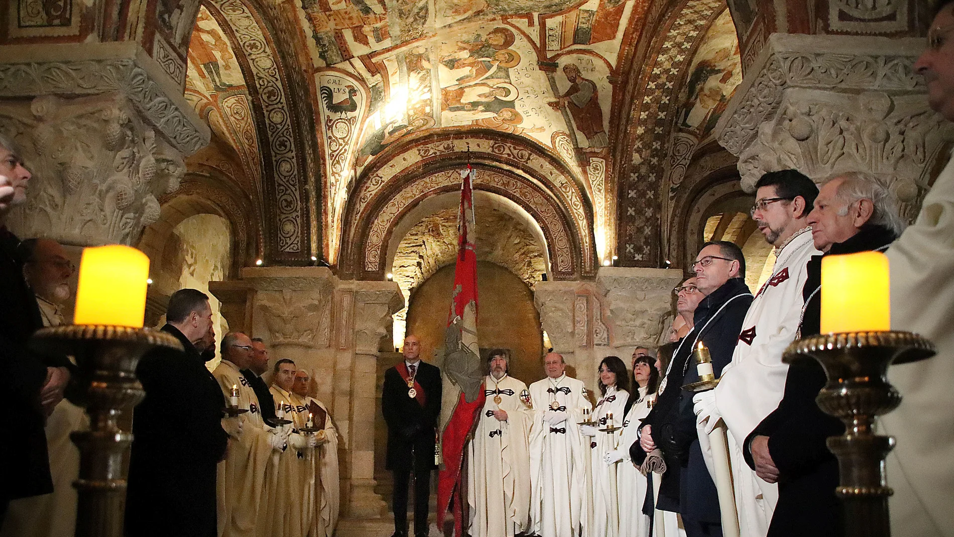El presidente de las Cortes, Carlos Pollán, el alcalde José Antonio Díez, el subdelegado del Gobierno, Faustino Sánchez y la delegada territorial, Ester Muñoz assten al tradicional responso ante el Panteón de los Reyes de la Colegiata de San Isidoro de León