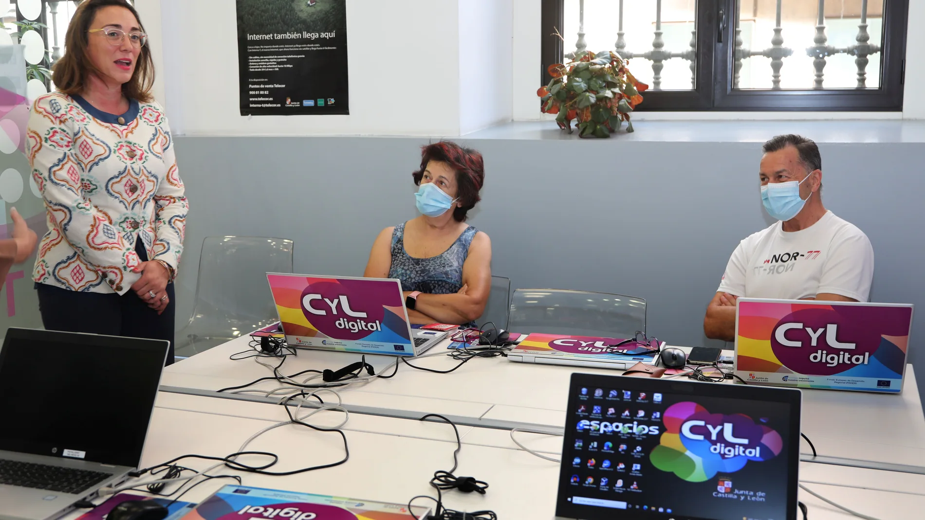 La consejera de Movilidad y Transformación Digital, María González, visita el Espacio CyL Digital en Palencia