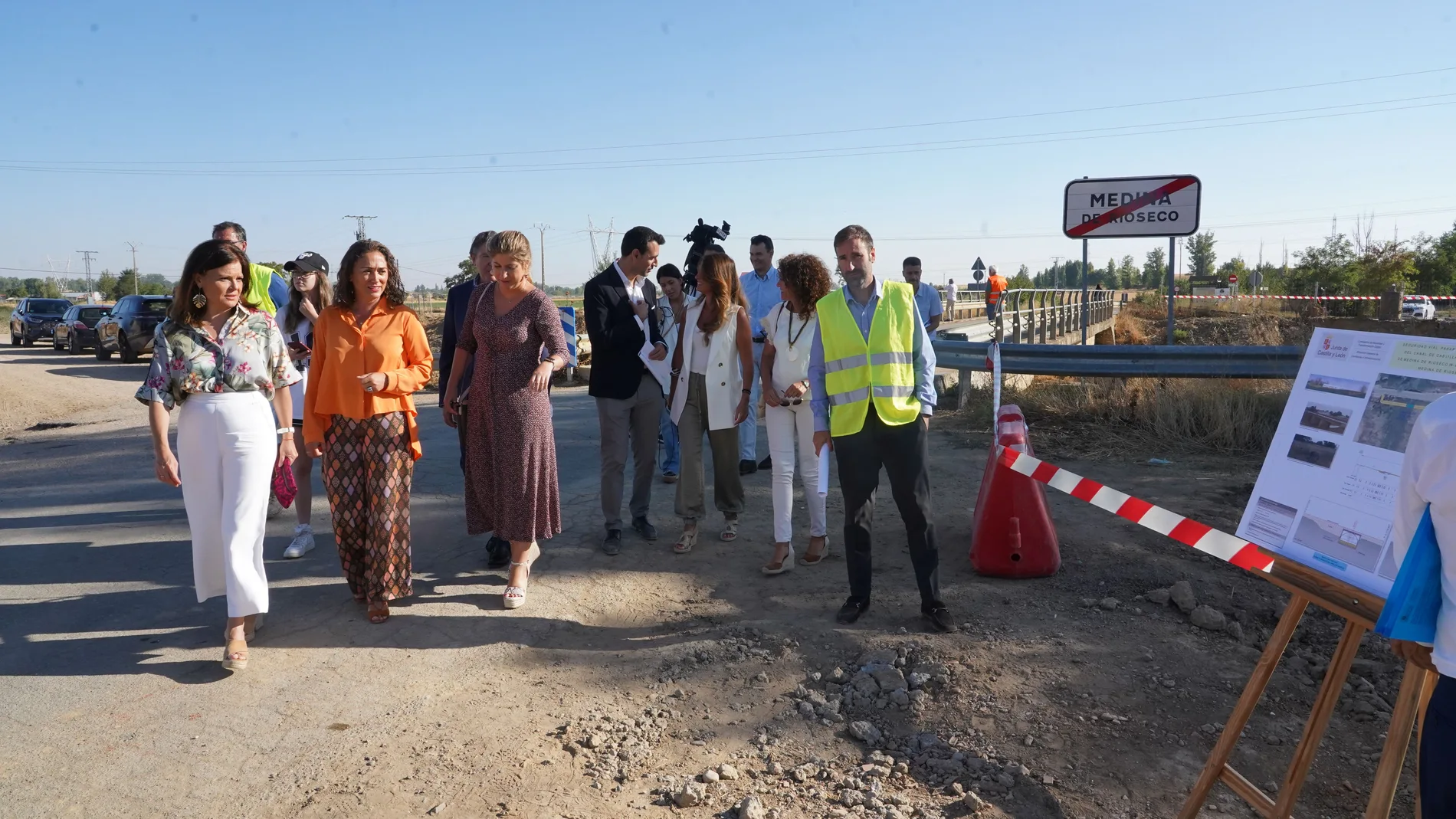 La consejera de Movilidad y Transformación Digital, María González Corral, durante su visita a las obras en la VA-913de Medina de Rioseco