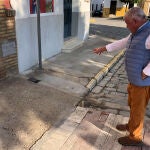 Un testigo señala el lugar en el que tuvo lugar el accidente