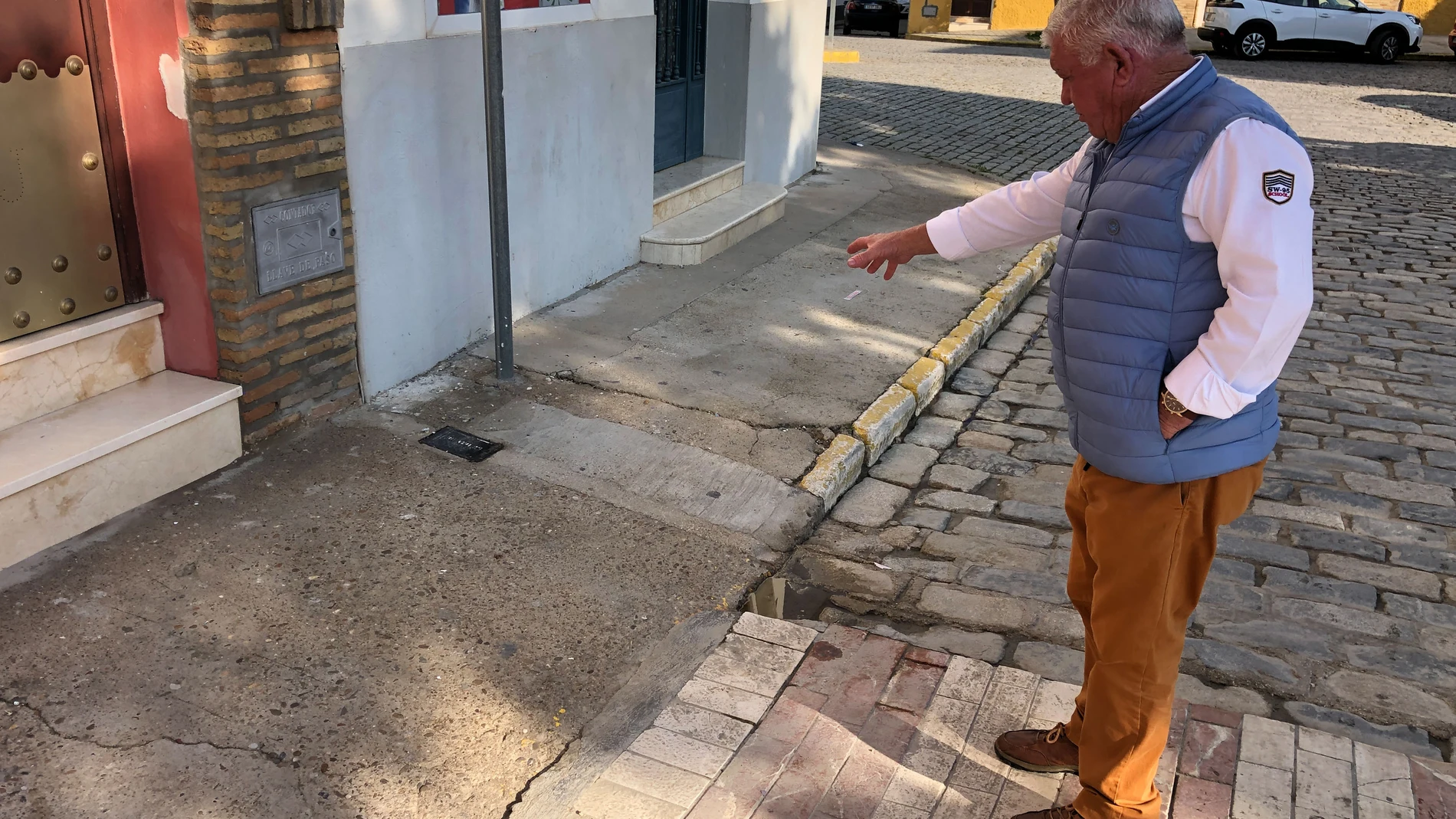 Un testigo señala el lugar en el que tuvo lugar el accidente