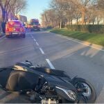 Muere un joven de 25 años al caerse de la moto en Vicálvaro