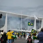 Seguidores del expresidente brasileño Jair Bolsonaro invadieron este domingo el Palacio de Planalto, sede del Ejecutivo, y la Corte Suprema, después de haber irrumpido antes en el Congreso Nacional en actos golpistas contra el presidente Luiz Inácio Lula da Silva.EFE/ Andre Borges