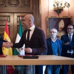 El alcalde de la ciudad, Antonio Muñoz (d), durante el anuncio del acuerdo cerrado este mismo lunes con el portavoz de Cs en el Ayuntamiento, Miguel Ángel Aumesquet (i)