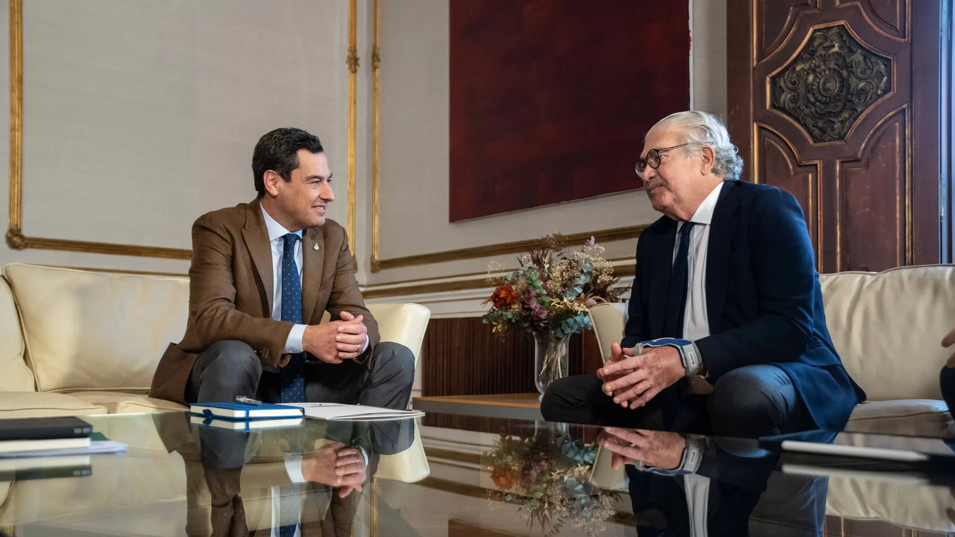 El presidente de la Junta de Andalucía, Juanma Moreno, y el consejero delegado de Endesa, José Bogas, en la reunión de este lunes en Sevilla.JUNTA DE ANDALUCÍA09/01/2023