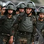 Militares montan guardia frente a un campamento de simpatizantes de Bolsonaro frente al Cuartel General del Ejército, hoy, en Brasília