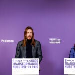 Los portavoces de Unidas Podemos, Isa Serra (d) y Pablo Fernández (i) durante la rueda de prensa celebrada este lunes en la sede del partido