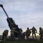 Un obús M777 fabricado en EEUU en el frente de Jersón operado por soldados ucranianos