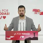 El secretario regional del PSOE, Luis Tudanca, atiende a la prensa