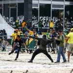 Policías antidisturbios accedieron este domingo al palacio presidencial de Planalto, sede del Gobierno de Brasil, que está tomado por cientos de seguidores radicales del expresidente Jair Bolsonaro, en Brasilia (Brasil)