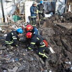 Rescatistas ucranianos trabajan en el lugar de un mercado local alcanzado por un bombardeo en la localidad de Shevchenkove, región de Járkiv