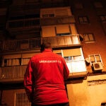 Un trabajador del 112 frente a la vivienda donde una mujer ha envenenado mortalmente a su marido y posteriormente se ha suicidado