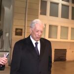 Mario Vargas Llosa, sobrepasado por los rumores sobre su ruptura con Isabel
