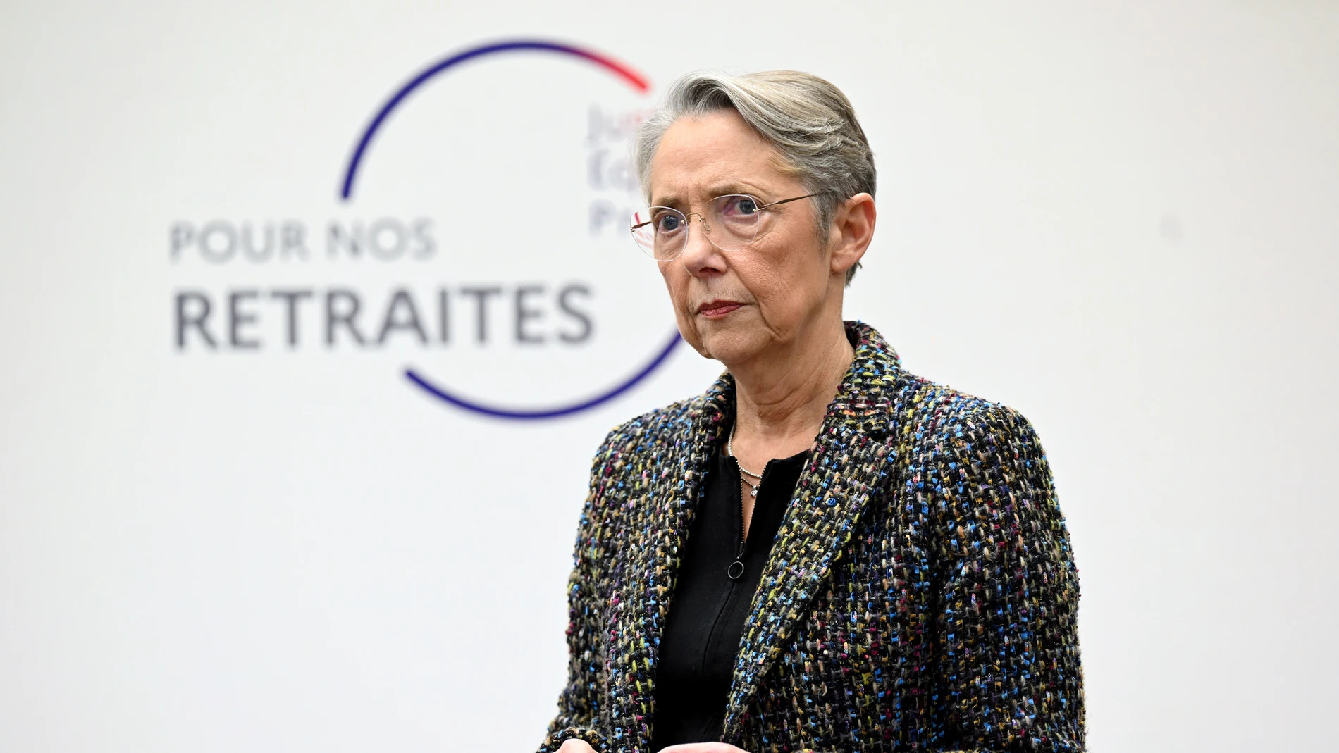 La primera ministra francesa, Elisabeth Borne, presentó este martes la reformas de la pensiones