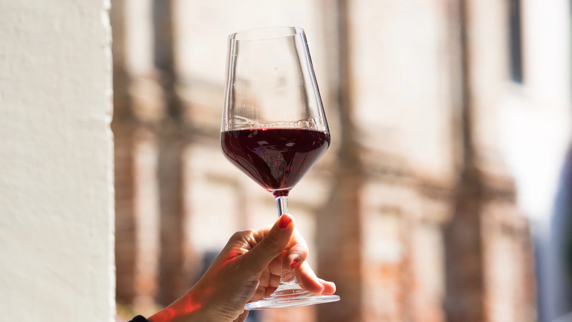 Imagen de una copa de vino tinto