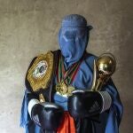 Una luchadora afgana de artes marciales mixtas posa para una foto con sus trofeos en Kabul, Afganistán