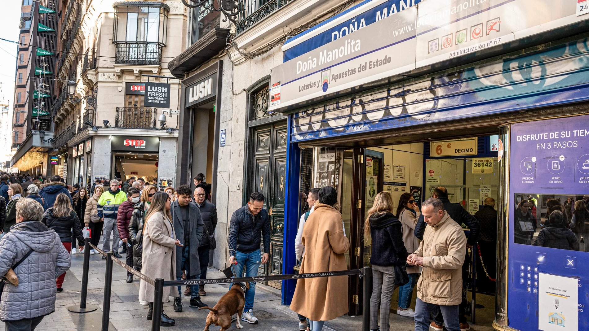 Largas colas a las puertas de la administración de lotería de Doña Manolita este jueves en Madrid, en la víspera de celebración del Sorteo de "El Niño"